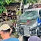 Penampakan mobil yang menghantam sejumlah penonton dan keluar dari area balap di ajang drag race di Kelurahan Upai, Kecamatan Kotamobagu Utara, Kota Kotamobagu, Sulawesi Utara. (Liputan6/Yoseph Ikanubun)