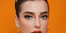 Beauty influencer sekaligus makeup artist kenamaan ini tampil totalitas dengan Thai look yang memadukan riasan glamor khas Thailand dan busana tradisional Chut Thai berwarna fuchsia yang kaya detail. Sentuhan elegan berpadu dengan nuansa budaya yang kental, menciptakan visual yang begitu memesona. [@tasyafarasya].