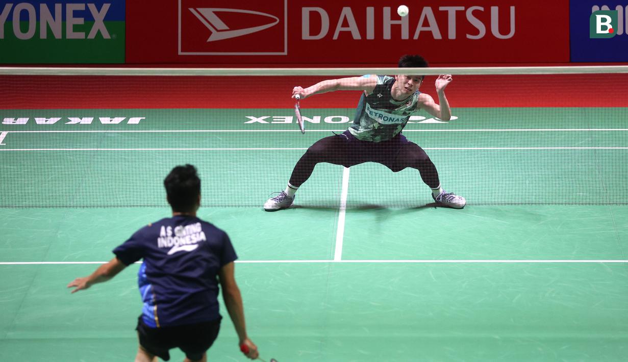 <p>Tunggal putra Malaysia, Leong Jun Hao beradu drive dengan lawannya, wakil Indonesia, Anthony Sinisuka Ginting pada babak 16 besar Indonesia Masters 2024 di Istora Senayan Jakarta, Indonesia, Kamis (25/1/2024). Leong Jun Hao kalah dua gim langsung dengan skor 15-21, 17-21. (Bola.com/M Iqbal Ichsan)</p>