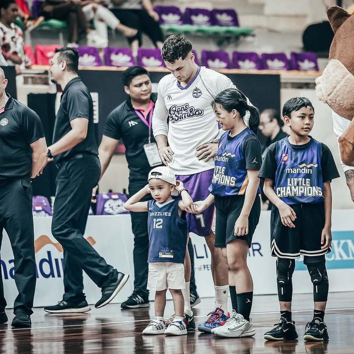 7 Potret Rayyanza Ikut Turun ke Lapangan IBL, Boss Cilik Rans Simba Bikin Gemas - Aura Sultannya Kenceng Banget