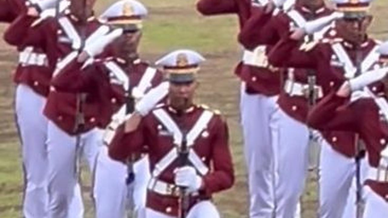 Bahkan dia memuji sang adik begitu tampan kala memegang senjata.<br><br>"Ganteng abis," kata Trisha.
