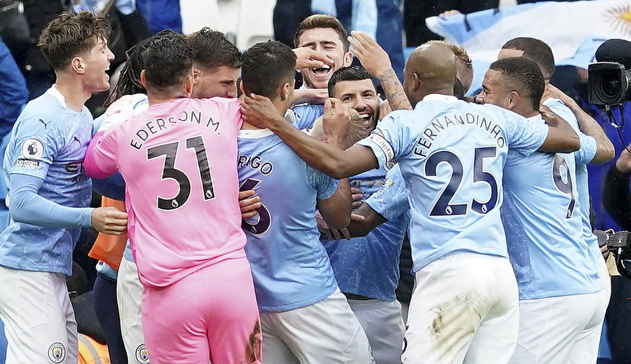 Striker Manchester City, Sergio Aguero, melakukan selebrasi bersama rekannya usai menjuarai Liga Inggris di Stadion Etihad, Minggu (24/5/2021). City menang dengan skor 5-0. (AP Photo/Dave Thompson, Pool)