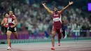 Abderrahman Alsaleck dari Qatar melakukan selebrasi saat melintasi garis finis untuk memenangkan final lari gawang 400 meter putra Asian Games ke-19 di Hangzhou, China, Selasa (3/10/2023). (AP Photo/Vincent Thian)