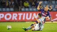 Pemain Celta Vigo, Jonny Otto berebut bola dengan pemain Barcelona, Aleix Vidal pada laga pekan ke-33 La Liga di Estadio de Balaidos, Selasa (17/4). Tampil dengan sepuluh pemain, Barcelona harus puas dengan hasil imbang 2-2. (AP/Lalo R. Villar)