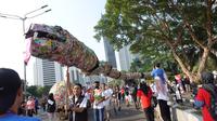 Parade monster plastik di Jakarta oleh Aksi Muda Jaga Iklim (AMJI) 2024 untuk menggemakan bahaya sampah plastik sekali pakai. (dok. AMJI)