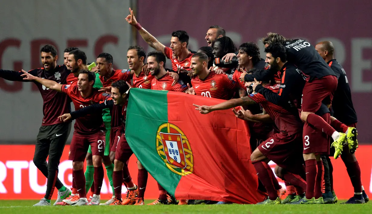 Para Portugal merayakan kemmenangan dengan bendera usai mengalahkan Denmark pada laga Kualifikasi Piala Eropa 2016 Grup I di Municipal stadium, Braga, Kamis (8/10/2015). Portugal menang atas Denmark1-0. (AFP Photo/ Miguel Riopa)