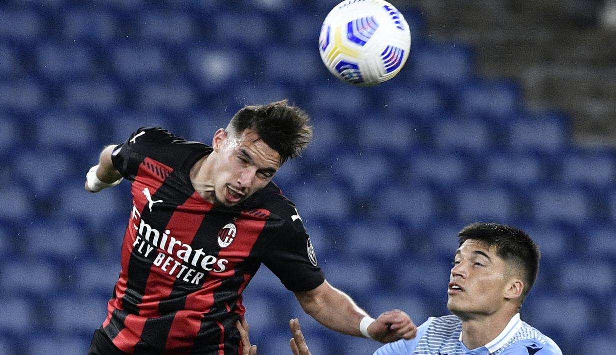 Gelandang AC Milan, Ismael Bennacer (kiri) menyundul bola dibayangi striker Lazio, Joaquin Correa dalam laga lanjutan Liga Italia 2020/2021 pekan ke-33 di Olimpico Stadium, Roma, Senin (26/4/2021). AC Milan kalah 0-3 dari Lazio. (AFP/Filippo Monteforte)