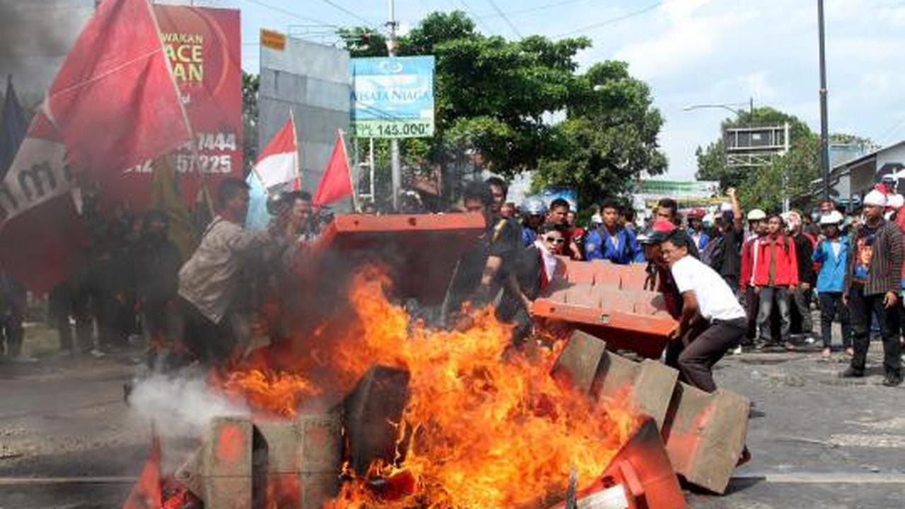 Rel diblokir, perjalanan KA terganggu