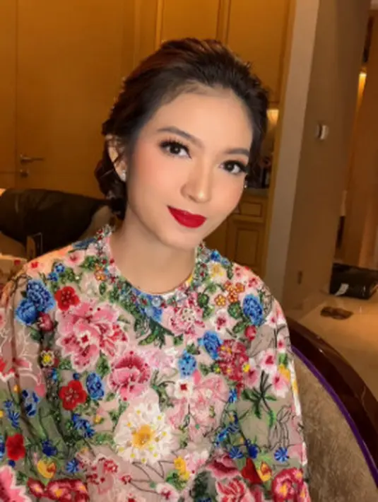 Terlihat Selvi Ananda tampil dengan wajah flawless dan blush tipis. Tampilan glamornya dipertegas dengan lipstik merah gelap yang anggun [@hepidavid]