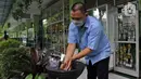 Petugas mencuci tangan jelang dibukanya pembelajaran tatap muka di SMK PB Soedirman 2, Jakarta, Selasa (6/4/2021). Uji coba pembelajaran tatap muka akan dilakukan di 5 madrasah, 1 PKBM, 42 SD, 13 SMP, 9 SMA, dan 30 SMK. (Liputan6.com/Herman Zakharia)