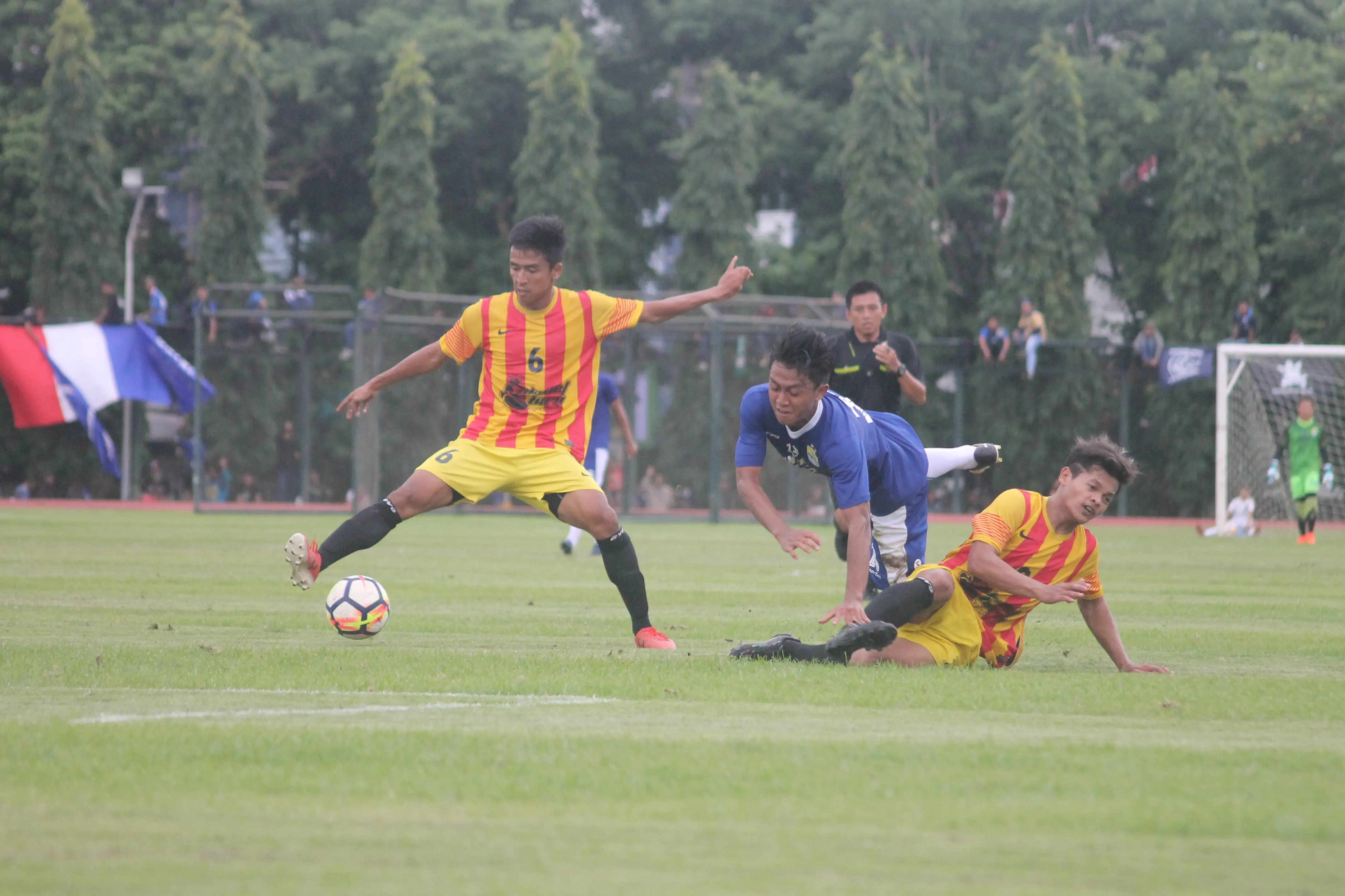 Persib Bandung saat menjalani uji coba di Yogyakarta. (Bola.com/Ronald Seger)