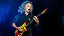 Aksi Gitaris Metallica Kirk Hammett saat tampil di Festival d'ete de Quebec di Quebec City, Kanada (14/7). Ribuan penonton terhibur dengan aksi panggung band metal tersebut. (Photo by Amy Harris/Invision/AP)
