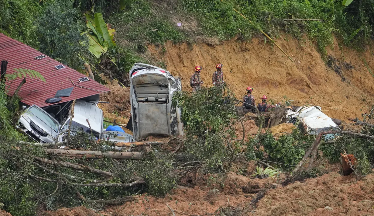 Tim penyelamat melanjutkan pencarian korban yang terjebak dalam tanah longsor di Batang Kali, Malaysia, Sabtu, 17 Desember 2022. Longsor Jumat, 16 Desember 2022, di sebuah perkemahan wisata di Malaysia menyebabkan lebih dari selusin orang tewas dan pihak berwenang mengatakan belasan orang lainnya dikhawatirkan terkubur di lokasi di sebuah pertanian organik di luar ibu kota Kuala Lumpur. (AP Photo/Vincent Thian)