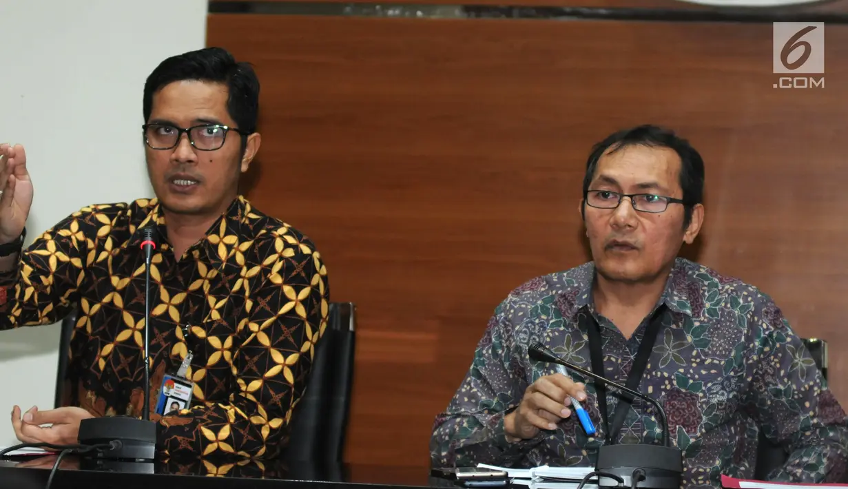 Wakil Ketua KPK Saut Situmorang (kanan) didampinggi Jubir KPK Febri Diansyah memberi keterangan terkait  kasus Bupati Malang Rendra Kresna di Gedung KPK, Jakarta, Kamis (11/10). (Merdeka.com/Dwi Narwoko)