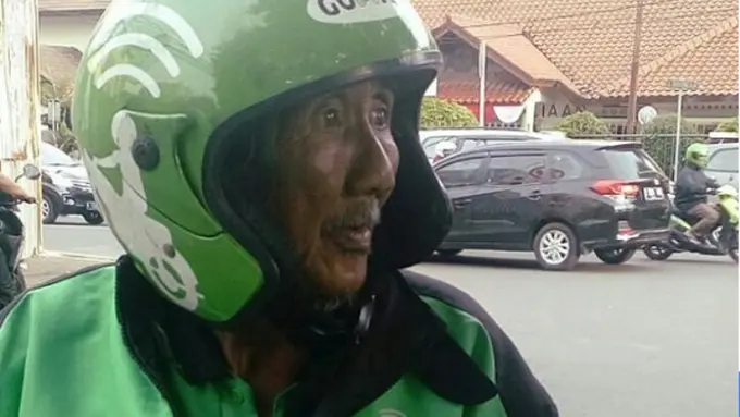 Foto Kakek Jadi Driver Ojek Online Ini Hebohkan Dunia Maya