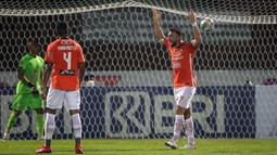 Persija akhirnya mampu memecah kebuntuan pada menit ke-27 melalui aksi Marko Simic. Berawal dari tendangan bebas Riko Simanjuntak, Simic kemudian menyundul bola ke pojok kanan gawang Barito Putera. (Bola.com/Bagaskara Lazuardi)