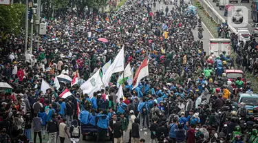 Massa mahasiswa sejumlah aliansi mulai mendatangi kawasan sekitar Gedung DPR untuk berunjuk rasa di Jakarta, Senin (11/4/2022). Diketahui, ada empat tuntutan yang disuarakan dalam aksi mahasiswa, salah satunya menolak penundaan pemilu 2024 atau masa jabatan 3 periode. (Liputan6.com/Faizal Fanani)