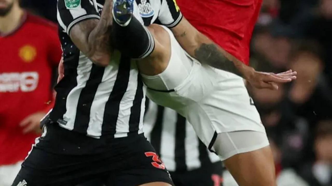 Usai kebobolan, MU kehilangan tempo permainannya. Hal hasil gol kedua Newcastle kembali terlahir lewat Lewis Hall (36).<br>