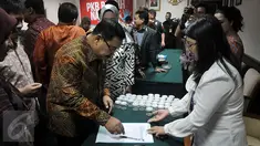 Anggota Fraksi PKB mendaftar untuk mengikuti tes narkoba di Gedung DPR, Senayan, Jakarta, Rabu (16/3). Tes urine yang bekerjasama dengan BNN itu diikuti 36 anggota dewan untuk mengantisipasi penyalahgunaan narkoba. (Liputan6.com/Johan Tallo)