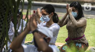 FOTO: Peringatan Hari Raya Galungan di Pura Amerta Jati Depok