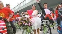 Unik, Sepasang Pengantin Pilih Pakai Sepeda ke Resepsi