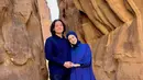 Berpose dengan latar tebing di Al Ula, keluarga Roger dan Cut tampil kompak kenakan ansambel serba biru. [@risiko cutratumey].