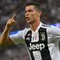 Striker Juventus, Cristiano Ronaldo, melakukan selebrasi usai membobol gawang AC Milan pada laga final Supercopa Itali 2019 di Stadion King Abdullah Sports City, Jeddah, Rabu (16/1). (AFP/Giuseppe Cacace)