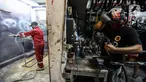 Pekerja Recycle Painting mengerjakan restorasi sepeda di Workshopnya kawasan bintaro, Jakarta, Sanin (1/3/2021). Di masa pandemi Covid 19 seiring maraknya warga berolah raga sepeda khususnya di DKI Jakarta, permintaan restorasi sepeda tersebut meningkat. (Liputan6.com/Johan Tallo)