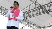 Gubernur DKI Jakarta Joko Widodo (Jokowi) hadir dalam Istighasah yang digelar dalam rangka mendoakan pemilu 2014 berjalan damai. Istighasah digelar di Lapangan Timur Monas, Jakarta, Minggu (9/3). Foto/Liputan6.com : Andrian Martinus Tunay