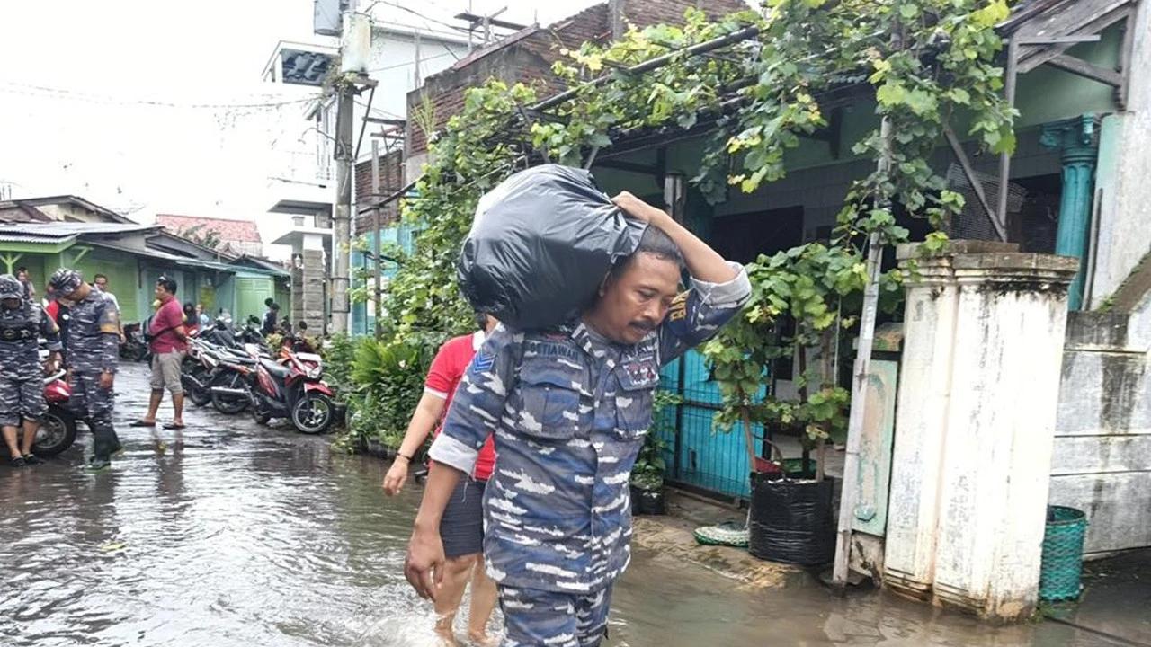 TNI AL Bangun Dapur untuk Korban Banjir di Pati