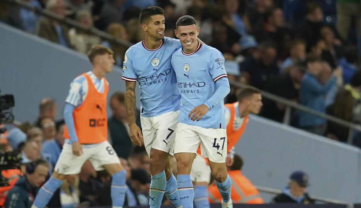 Di babak kedua Manchester City kembali menambah tiga gol lagi ke gawang Nottingham Forest. Gol keempat lahir hanya lima menit usai babak kedua dimulai. Joao Cancelo (kiri) berhasil mencetak gol lewat tendangan keras kaki kanan dari luar kotak penalti. (AP/Dave Thompson)