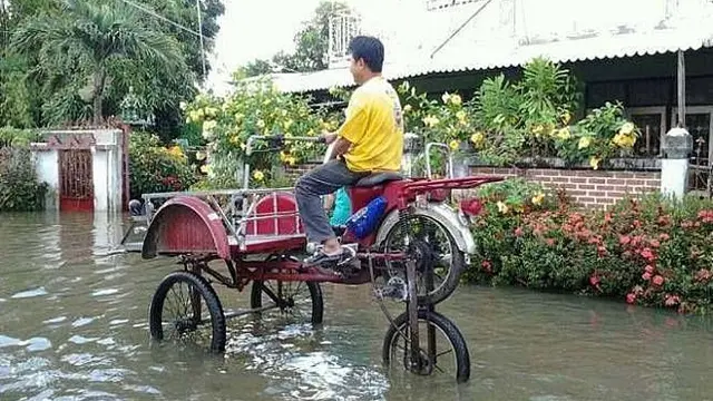 6 Kelakuan Bapak-bapak saat Kebanjiran Ini Bikin Geleng Kepala