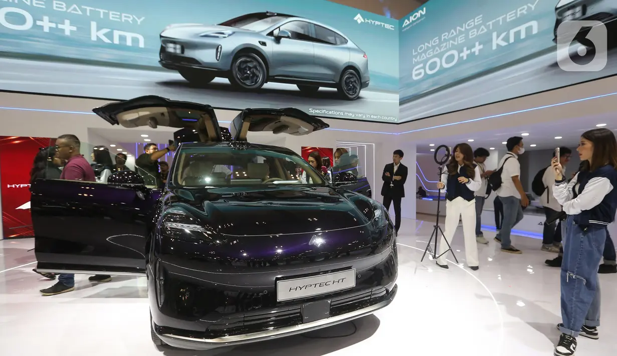 Sejumlah awak media dan pembuat konten melihat-lihat mobil listrik SUV HYPTEC HT dalam ajang Gaikindo Indonesia International Auto Show (GIIAS) 2024 di ICE BSD, Kabupaten Tangerang, Rabu (17/7/2024). (Liputan6.com/Angga Yuniar)