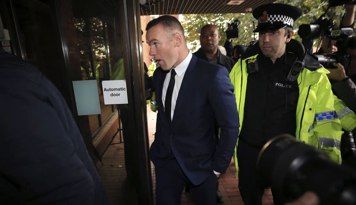 Pemain Everton, Wayne Rooney saat hadir pada pengadilan Stockport Magistrates di Stockport, Inggris, (18/9/2017). Kehadiran Rooney di pengadilan karena kedapatan mengemudi saat mabuk. (Peter Byrne/PA via AP)