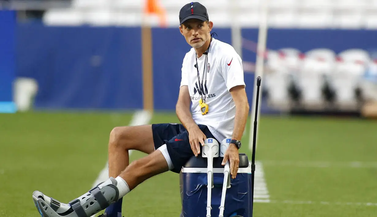 Pelatih Paris Saint-Germain (PSG), Thomas Tuchel, mengamati anak asuhnya saat latihan jelang laga final Liga Champions di Stadion The Luz, Portugal, Sabtu (22/8/2020). PSG akan berhadapan dengan Bayern Munchen. (Matthew Childs/Pool via AP)