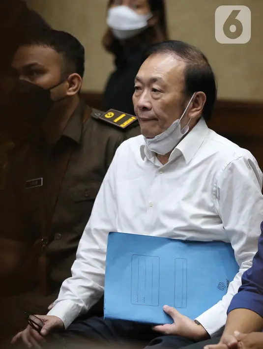 <p>Surya Darmadi saat menunggu proses sidang pembacaan dakwaan di Pengadilan Tindak Pidana Korupsi (Tipikor), Jakarta, Kamis (8/9/2022). Jaksa Penuntut Umum (JPU) mendakwa bos PT Duta Palma Group Surya Darmadi telah merugikan keuangan negara sekitar Rp 78,836 triliun. (Liputan6.com/Herman Zakharia)</p>
