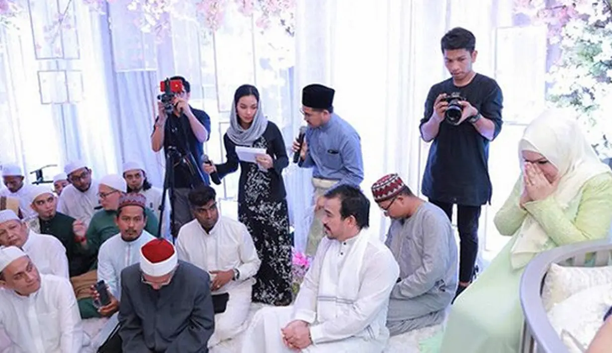 Bukan penantian yang sia-sia setelah 11 tahun lamanya menunggu kehadiran buah hati. Kini Siti Nurhaliza dan Datuk Seri Khalid telah dikaruniai seorang anak perempuan yang diberi nama Siti Aafiyah. (Instagram/ctdk)