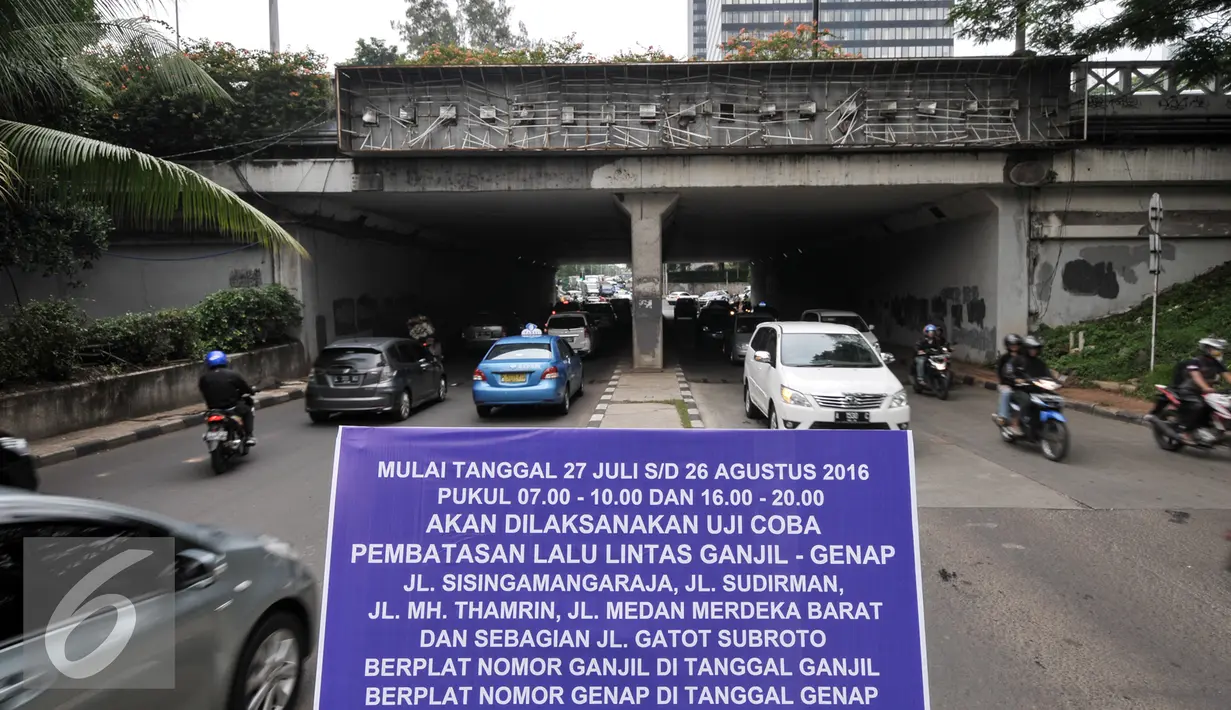 Papan sosialisasi uji coba pembatasan lalu lintas ganjil-genap terpasang di underpass Dukuh Atas, Jakarta, Senin (25/7). Penerapan sistem ganjil-genap akan dimulai pada 27 Juli hingga 26 Agustus 2016. (Liputan6.com/Yoppy Renato)
