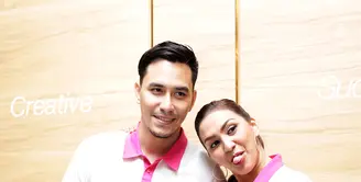 Pasangan presenter Donna Agnesia dan Darius Sinathrya selalu kompak dalam mendidik bahasa Inggris pada anak-anaknya. (Andy Masela/Bintang.com)