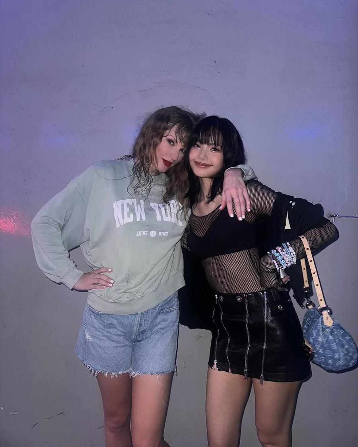 Unggah Foto Bersama Taylor Swift