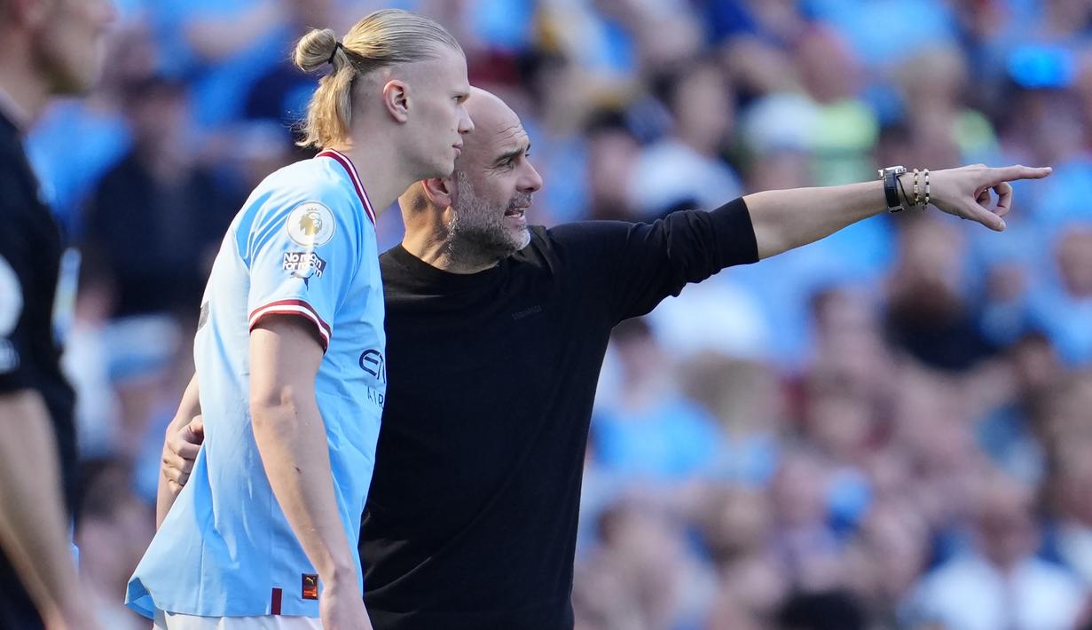 Pelatih Manchester City, Pep Guardiola memberi instruksi kepada Erling Haaland sebelum dimasukkan sebagai pemain pengganti menghadapi Chelsea pada laga pekan ke-37 Liga Inggris 2022/2023 di Etihad Stadium, Manchester (21/5/2023). (AP Photo/Jon Super)