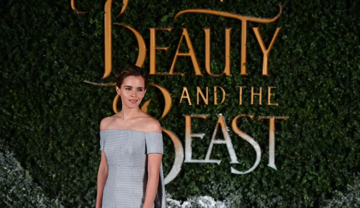 Emma hadir dengan gaun panjang berwarna biru muda lengkap dengan capenya. Berhasil memikat masyarakat yang hadir saat itu pasalnya konsep berpakaian Emma seperti negeri dongeng. (AFP/Bintang.com)