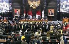 VIDEO: Prabowo Bergetar Dipeluk Jenderal TNI Sepuh di DPR, Dadanya Ditunjuk Berkali-kali