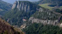 Gara-gara pemandu lokal mabuk, puluhan turis asal Hungaria tersesat di Pengunungan Alpen.