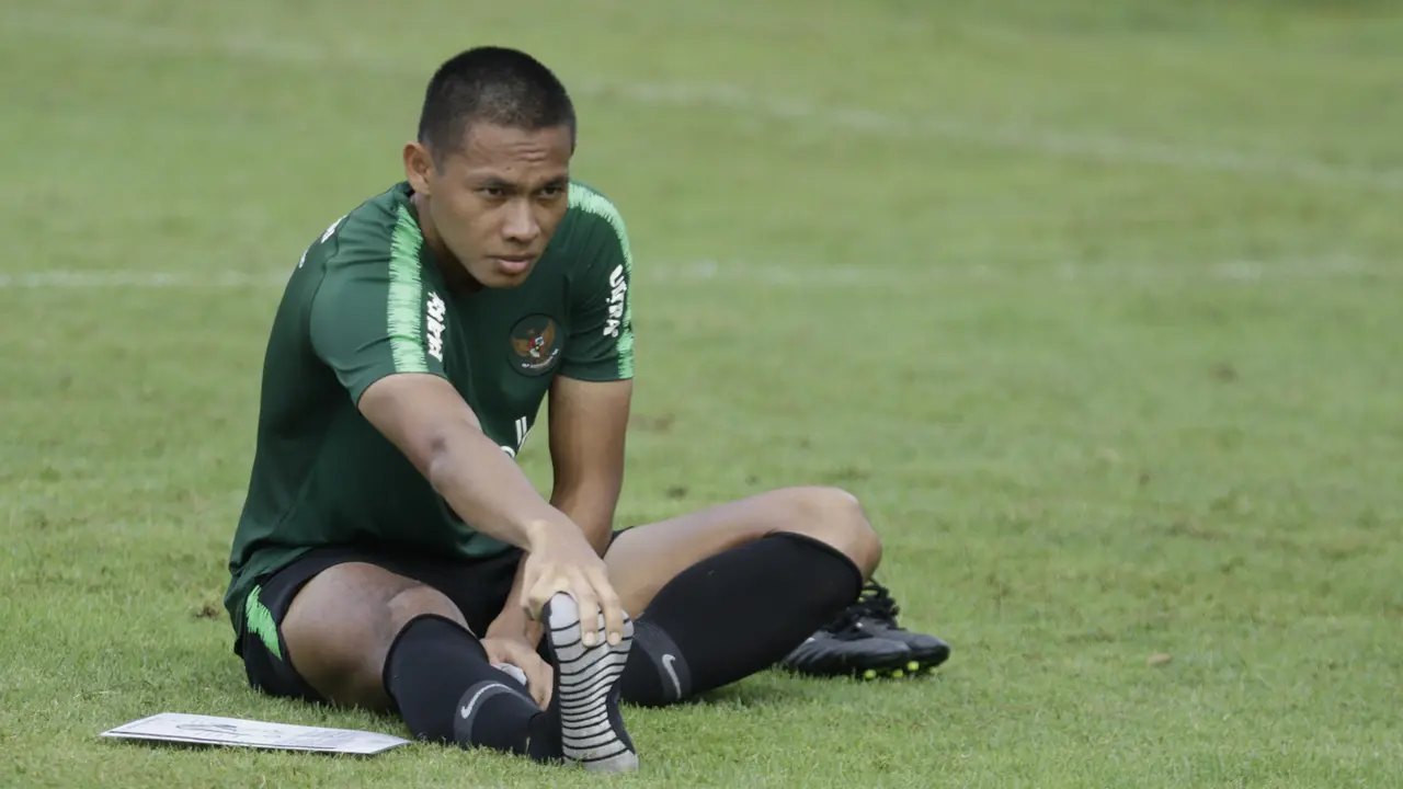 Pemain Timnas Indonesia U-23, Andy Setyo, melakukan pendinginan saat latihan. (Bola.com/Vitalis Yogi Trisna)