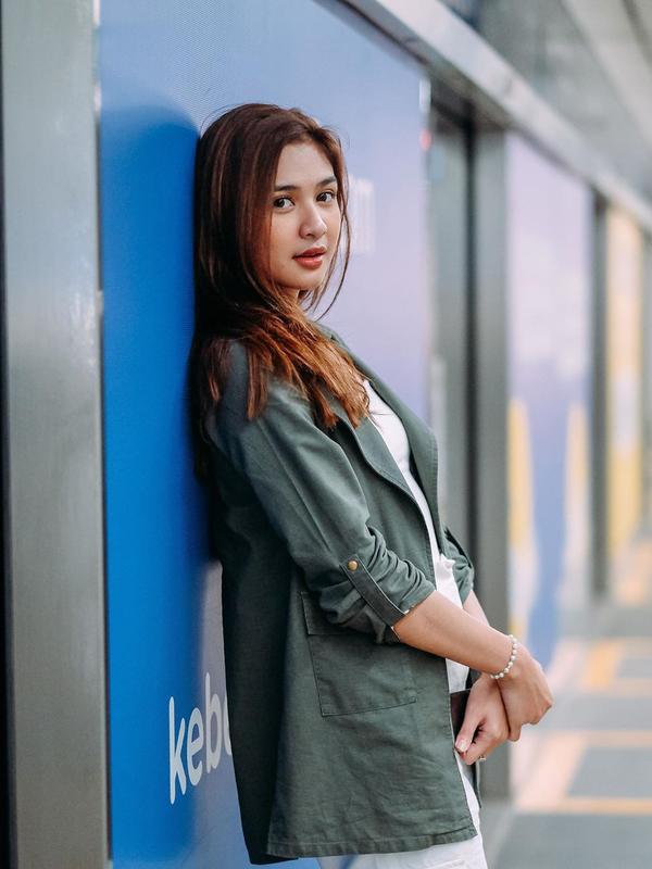 Potret Mikha Tambayong Pertama Kali Naik MRT (sumber: instagram/miktambayong)
