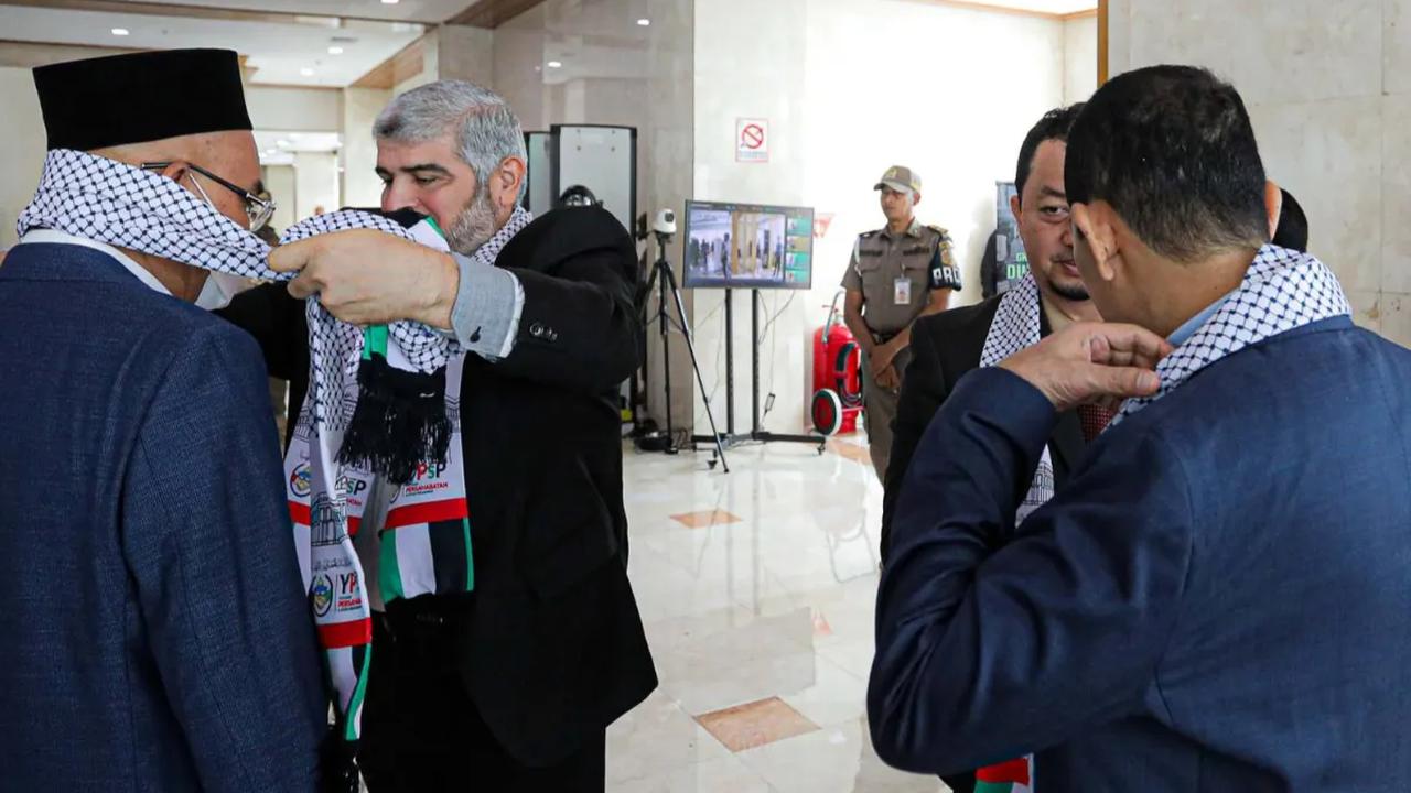 Rapat Paripurna Pembukaan Masa Persidangan II Tahun Sidang 2023-2024 diwarnai momen solidaritas pemberian syal untuk para anggota DPR yang hadir di Gedung Kompleks Parlemen MPR/DPR-DPD,Senayan, Jakarta, Selasa (1/11/2023).&nbsp;
