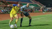 Bek asing PSIS Semarang, Lucas Gama, berusaha merebut bola dari penguasaan penyerang Barito Putera, Eksel Runtukahu, dalam laga yang bergulir di Stadion Sultan Agung (SSA), Bantul, Jumat (29/3/2024). (Bola.com/Radifa Arsa)