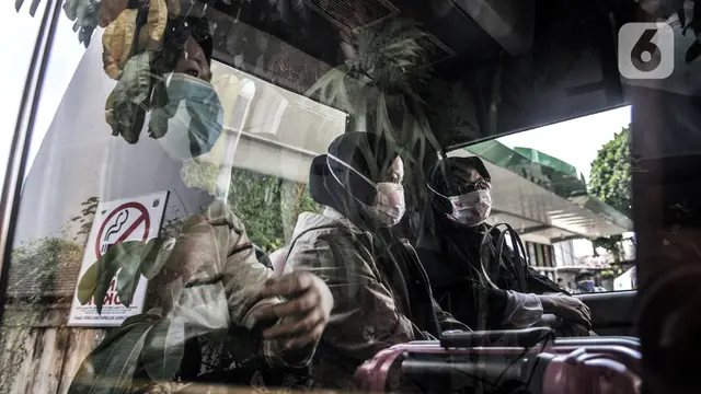FOTO: Bus Sekolah Evakuasi Pasien COVID-19 ke Wisma Atlet