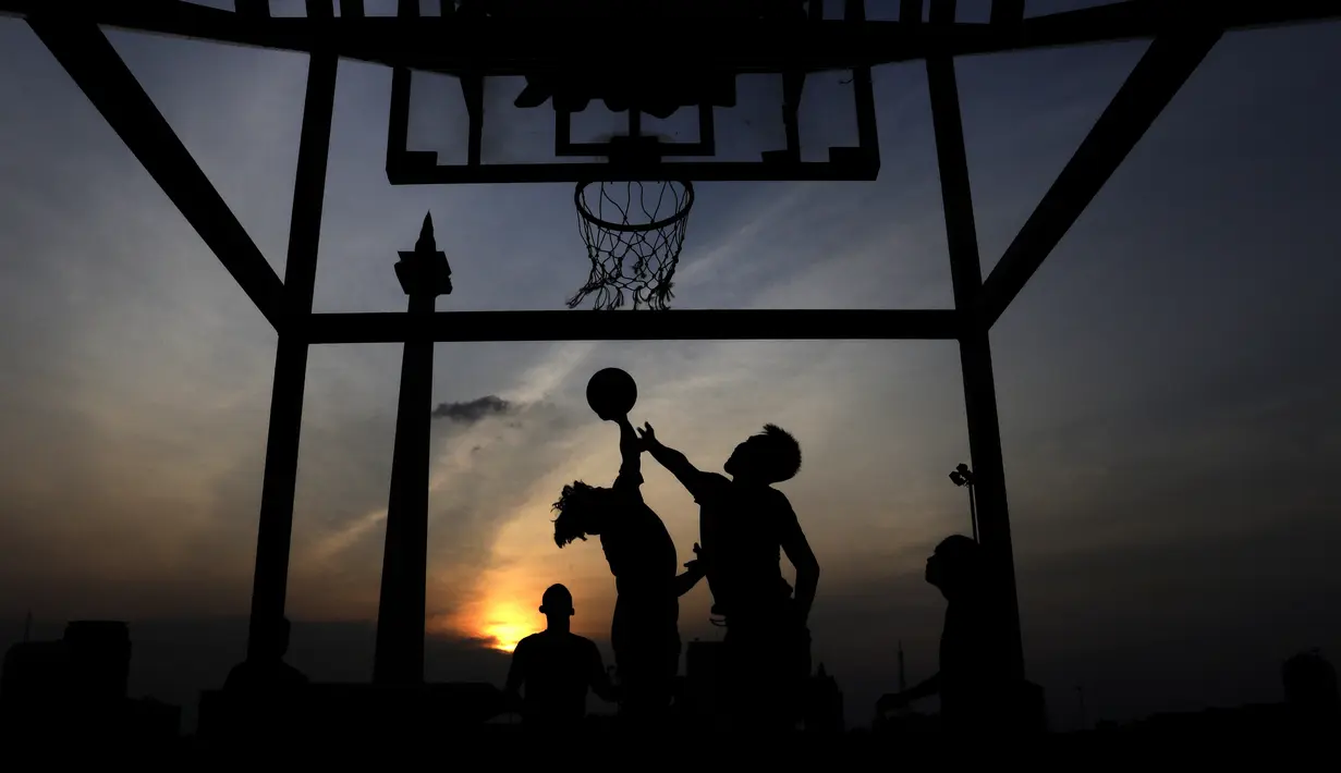 Sejumlah warga bermain basket di kawasan Monas, Jakarta, Jumat (11/10). Kawasan Monas menjadi pilihan warga Jakarta dan pekerja ibu kota untuk berolahraga sore. (Bola.com/Yoppy Renato)